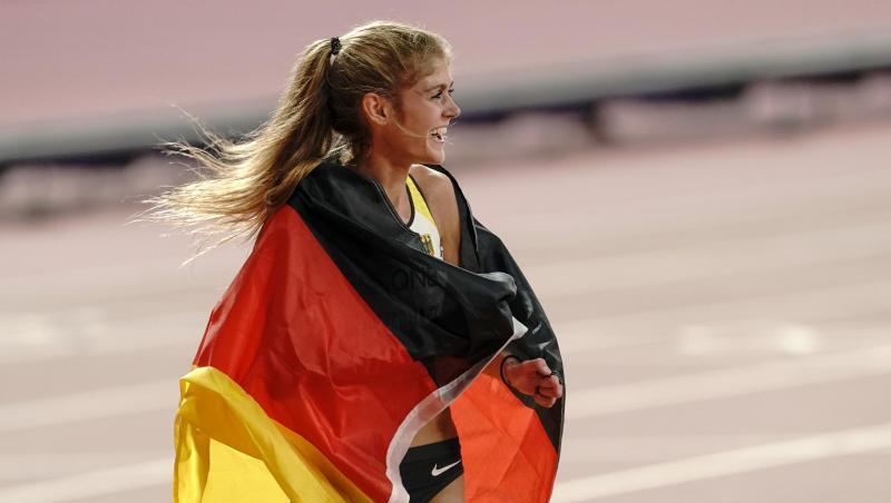 Konstanze Klosterhalfen hüllt sich nach ihrem dritten Platz über 5000 Meter in eine deutsche Fahne. Konstanze Klosterhalfen hüllt sich nach ihrem dritten Platz über 5000 Meter in eine deutsche Fahne.
