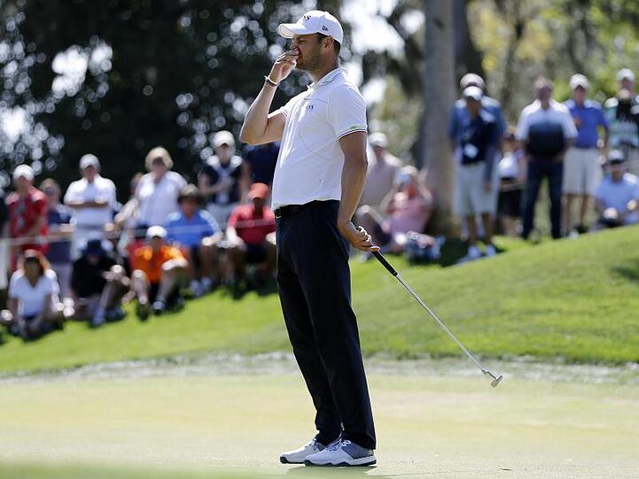 Martin Kaymer ärgert sich nach einem schwachen Putt am fünften Loch.