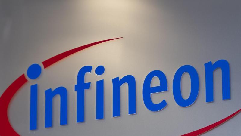 Das Logo von Infineon ist am Firmeneingang zu sehen.