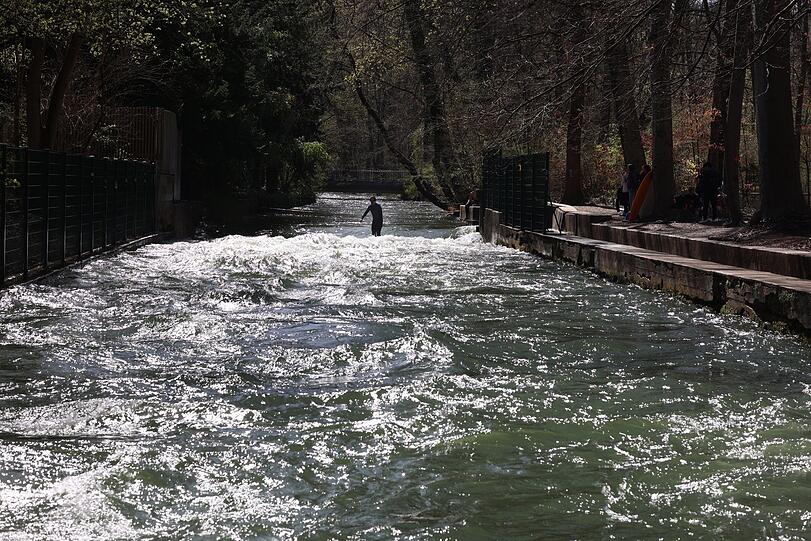 Am Rande vom Englischen Garten, nahe der Tivolibrücke, liegt diese kleinere Surferwelle, die Dianabadschwelle. Eine Nebenwelle zum Üben und fast ohne Zuschauer.