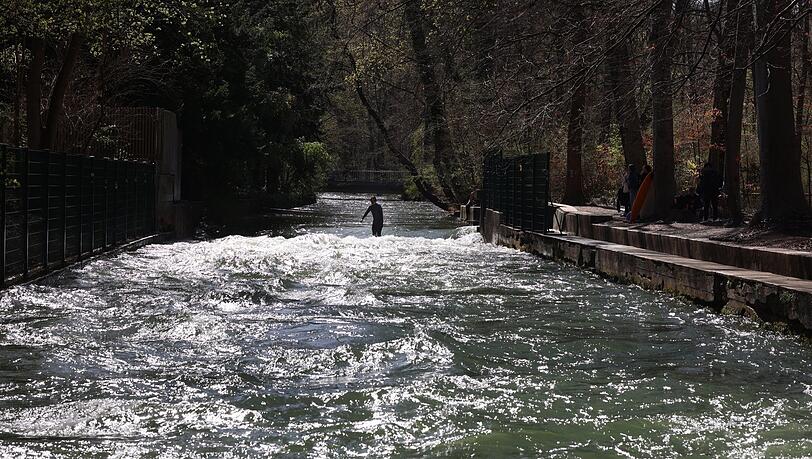 Am Rande vom Englischen Garten, nahe der Tivolibrücke, liegt diese kleinere Surferwelle, die Dianabadschwelle. Eine Nebenwelle zum Üben und fast ohne Zuschauer. Am Rande vom Englischen Garten, nahe der Tivolibrücke, liegt diese kleinere Surferwelle, die Dianabadschwelle. Eine Nebenwelle zum Üben und fast ohne Zuschauer.