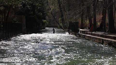 Am Rande vom Englischen Garten, nahe der Tivolibrücke, liegt diese kleinere Surferwelle, die Dianabadschwelle. Eine Nebenwelle zum Üben und fast ohne Zuschauer.