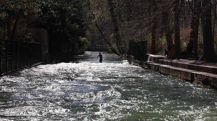 Am Rande vom Englischen Garten, nahe der Tivolibrücke, liegt diese kleinere Surferwelle, die Dianabadschwelle. Eine Nebenwelle zum Üben und fast ohne Zuschauer.