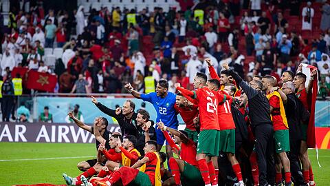 Marokkos Spieler jubeln nach dem Sieg gegen Portugal.
