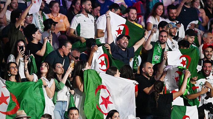 Algerische Fans freuen sich für Boxerin Khelif.