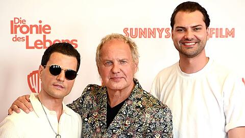 Umrahmt von seinen Söhnen Rocco Stark (l.) und Jimi Blue Ochsenknecht besuchte Uwe Ochsenknecht die Premiere des Kinofilms "Die Ironie des Lebens" in München.
