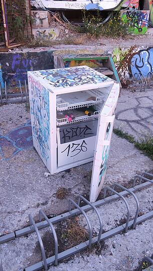 Hauptsache Fläche zum Sprayen: Der ausgediente Kühlschrank am alten Viehhof im Schlachthofviertel überrascht mit türkis-schwarzen Tags.