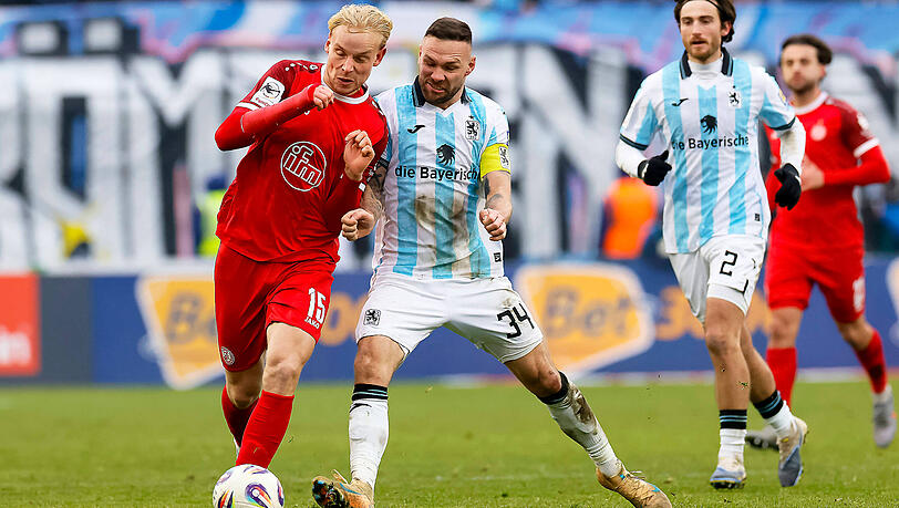 Die Konkurrenz muss gestoppt werden: Hier zeigt Stürmer Patrick Hobsch, dass es dazu Zweikampfstärke braucht. Die Konkurrenz muss gestoppt werden: Hier zeigt Stürmer Patrick Hobsch, dass es dazu Zweikampfstärke braucht.