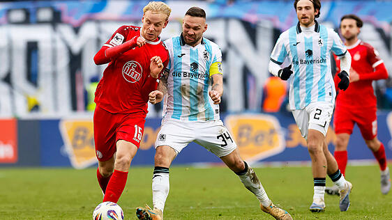 Die Konkurrenz muss gestoppt werden: Hier zeigt St&uuml;rmer Patrick Hobsch, dass es dazu Zweikampfst&auml;rke braucht.