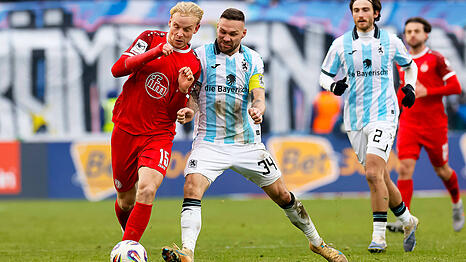 Die Konkurrenz muss gestoppt werden: Hier zeigt St&uuml;rmer Patrick Hobsch, dass es dazu Zweikampfst&auml;rke braucht.