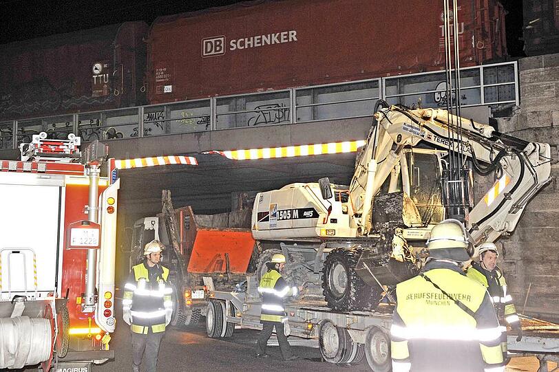 Rumms! Gegen zwei Brücken ist dieser Bagger auf der A8 bei München gekracht. Das Baufahrzeug war auf einem Hänger verladen.