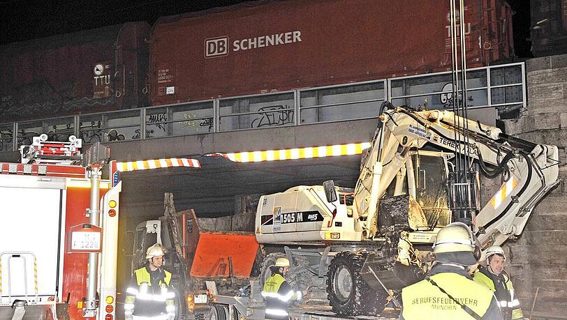 Rumms! Gegen zwei Brücken ist dieser Bagger auf der A8 bei München gekracht. Das Baufahrzeug war auf einem Hänger verladen. Rumms! Gegen zwei Brücken ist dieser Bagger auf der A8 bei München gekracht. Das Baufahrzeug war auf einem Hänger verladen.