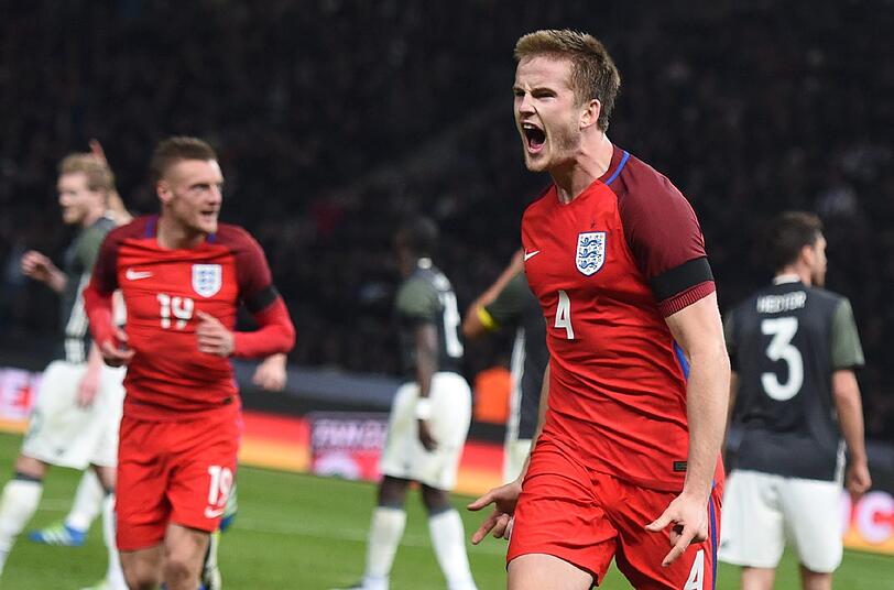 Eric Dier beim Torjubel nach seinem 3:2 Siegtreffer im Länderspiel gegen Deutschland in Berlin.