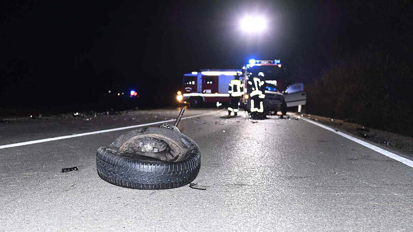 Schwerer Verkehrsunfall auf der FTO: Ein Opel Astra kommt von Straße ab und rast in den Gegenverkehr.