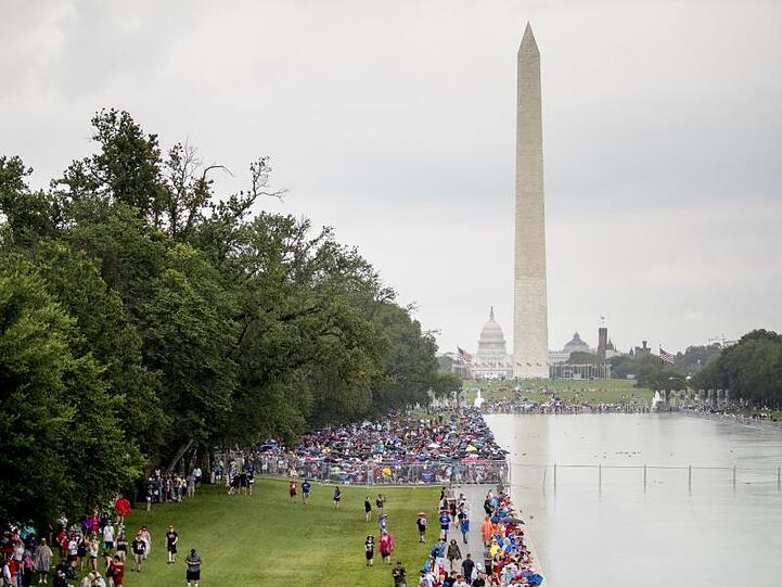 Am See vor dem Lincoln Memorial versammeln sich die Zuschauer.