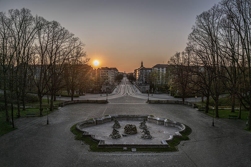 18.21 Uhr: Unterm Friedensengel liegt die Prinzregentenstraße still da.