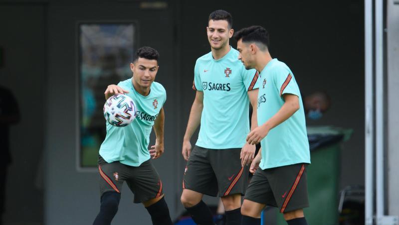 Portugals Cristiano Ronaldo (l) sieht in Mbappé seinen legitimen Nachfolger.