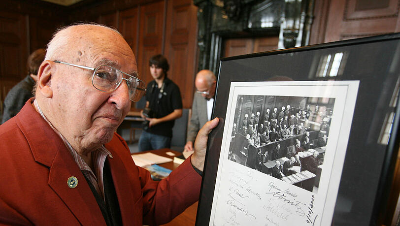 Ray D’Addario hält ein Foto mit den Unterschriften der angeklagten Nazis in der Hand. Ray D’Addario hält ein Foto mit den Unterschriften der angeklagten Nazis in der Hand.