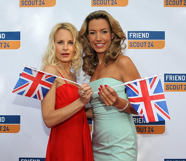 Sonja Kiefer und Kim Heinzelmann mit England-Fahnen.
