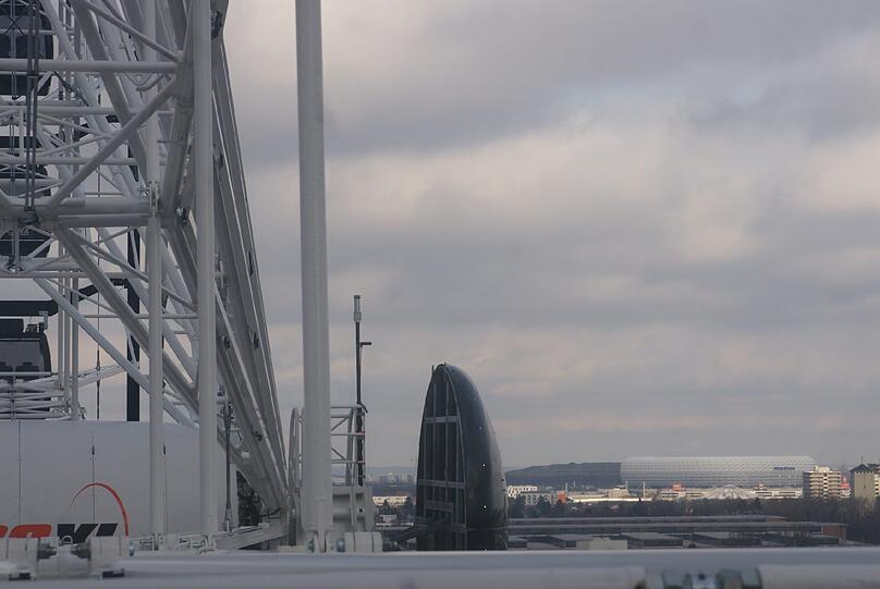 Gigantisch: Dieses Gefährt lässt das Wiesn-Riesenrad winzig aussehen.