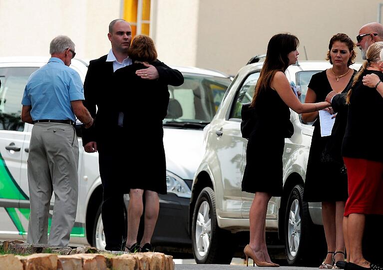 Trauer um Reeva Steenkamp: Die Bilder vor dem Krematorium in Port Elizabeth