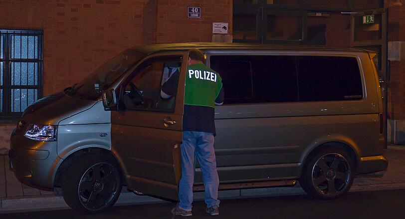 Polizisten stehen Sonntagabend in der Klein-Salvatorstrasse im Ortsteil Ringsee in Ingolstadt am Tatort, wo ein 43-jähriger Mann einen 48-Jährigen erschossen hat. Anschließend fuhr er zum Polizeipräsidium und tötete sich selbst.