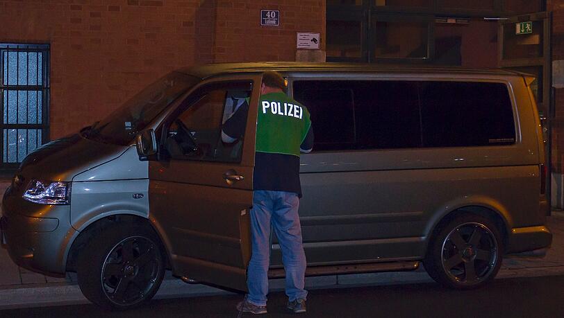 Polizisten stehen Sonntagabend in der Klein-Salvatorstrasse im Ortsteil Ringsee in Ingolstadt am Tatort, wo ein 43-jähriger Mann einen 48-Jährigen erschossen hat. Anschließend fuhr er zum Polizeipräsidium und tötete sich selbst. Polizisten stehen Sonntagabend in der Klein-Salvatorstrasse im Ortsteil Ringsee in Ingolstadt am Tatort, wo ein 43-jähriger Mann einen 48-Jährigen erschossen hat. Anschließend fuhr er zum Polizeipräsidium und tötete sich selbst.