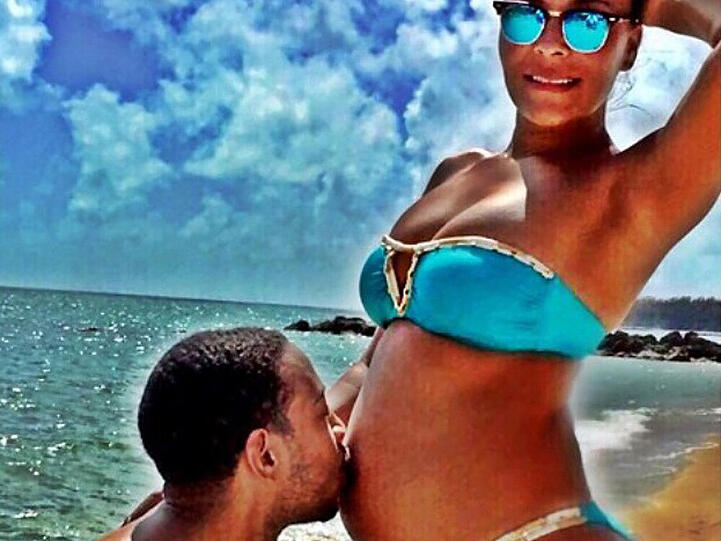 Ludacris küsst den Babybauch seiner Frau Eudoxie.
