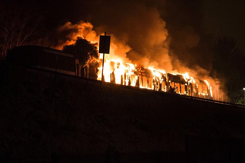 Ein technischer Defekt soll für das Feuer in dem Regionalzug verantwortlich sein. Die Bilder.