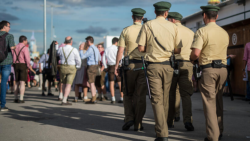 Polizeikräfte patroullieren auf dem Wiesn-Gelände. Auch beim Frühlingsfest ist mit einer erhöhten Polizeipräsenz zu rechnen. (Archivbild)