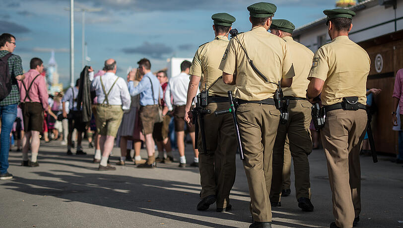 Polizeikräfte patroullieren auf dem Wiesn-Gelände. Auch beim Frühlingsfest ist mit einer erhöhten Polizeipräsenz zu rechnen. (Archivbild) Polizeikräfte patroullieren auf dem Wiesn-Gelände. Auch beim Frühlingsfest ist mit einer erhöhten Polizeipräsenz zu rechnen. (Archivbild)