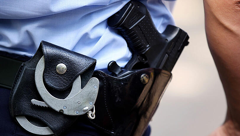 In der Nacht auf Sonntag musste der Polizeibeamte von seiner Dienstwaffe Gebrauch machen. In der Nacht auf Sonntag musste der Polizeibeamte von seiner Dienstwaffe Gebrauch machen.