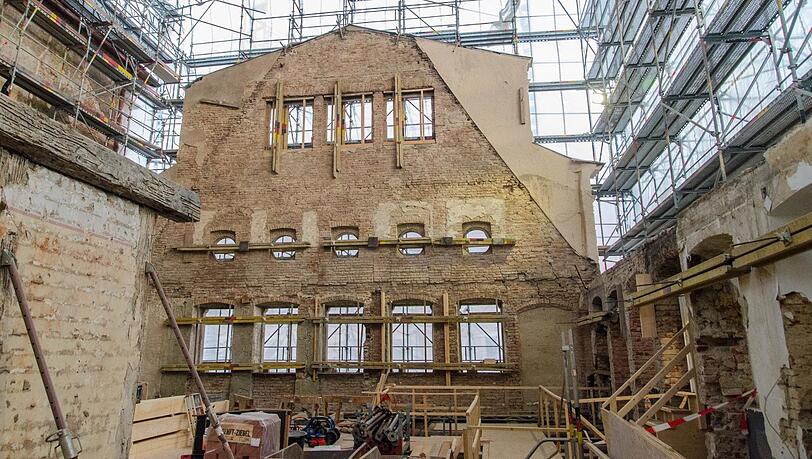 Bis zum Sommer soll in einem ersten Schritt wieder ein Dach auf dem alten Rathaus errichtet werden, damit die verbliebenen Mauerreste nicht weiter geschädigt werden. Bis zum Sommer soll in einem ersten Schritt wieder ein Dach auf dem alten Rathaus errichtet werden, damit die verbliebenen Mauerreste nicht weiter geschädigt werden.