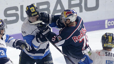 Geht gerne mal auf Tuchfühlung: Maximilian Daubner vom EHC München (r).