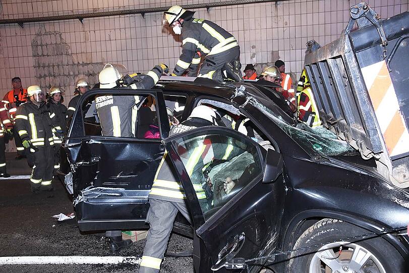 Mit schwerem Gerät sind die Rettungskräfte im Einsatz.