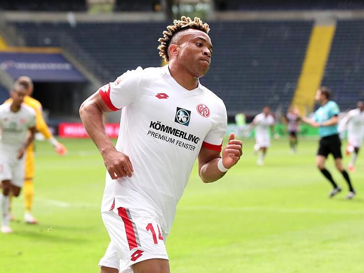 Pierre Kunde Malong vom FSV Mainz 05 feiert sein Tor zum 2:0 gegen Frankfurt.