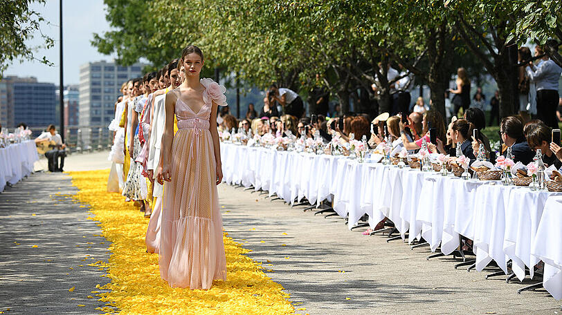 Outdoor-Modenschauen der New York Fashion Week erfahren eine Besucherobergrenze.