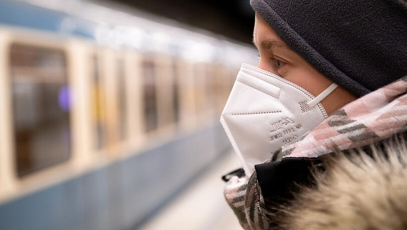 Ab der kommenden Woche Pflicht in der U-Bahn: Eine FFP2-Maske. Gleichwohl dieser Fahrgast sie nicht korrekt trägt, denn luftdicht abschließen sollte sie.