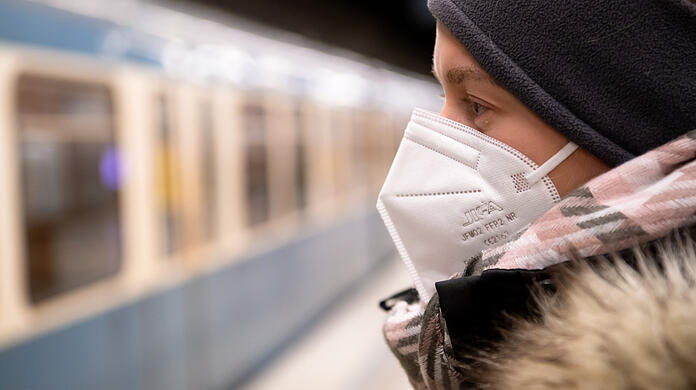 Ab der kommenden Woche Pflicht in der U-Bahn: Eine FFP2-Maske. Gleichwohl dieser Fahrgast sie nicht korrekt trägt, denn luftdicht abschließen sollte sie.