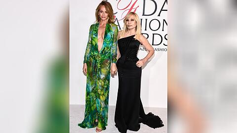 Amber Valletta und Donatella Versace posieren bei den CFDA Fashion Awards 2025.
