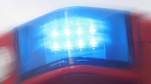 Der 18-J&auml;hrige, der einer Frau helfen wollte, angefahren. Er verletzte sich wie durch ein Wunder nur leicht.