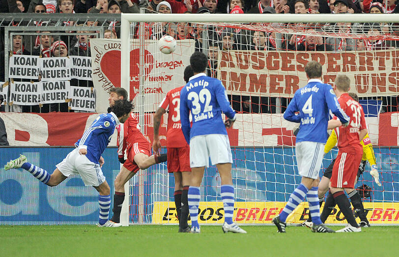 Die frühe Entscheidung: Raul (l) trifft in der 15. Minute zum 0:1 für den FC Schalke.