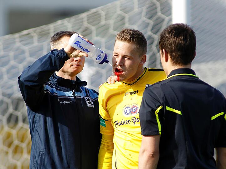 Während die Fans sich ruhig verhielten, kam's auf dem Spielfeld zum blutigen Zwischenfall: Junglöwen-Torwart Vitus Eicher verletzte sich am Mund.