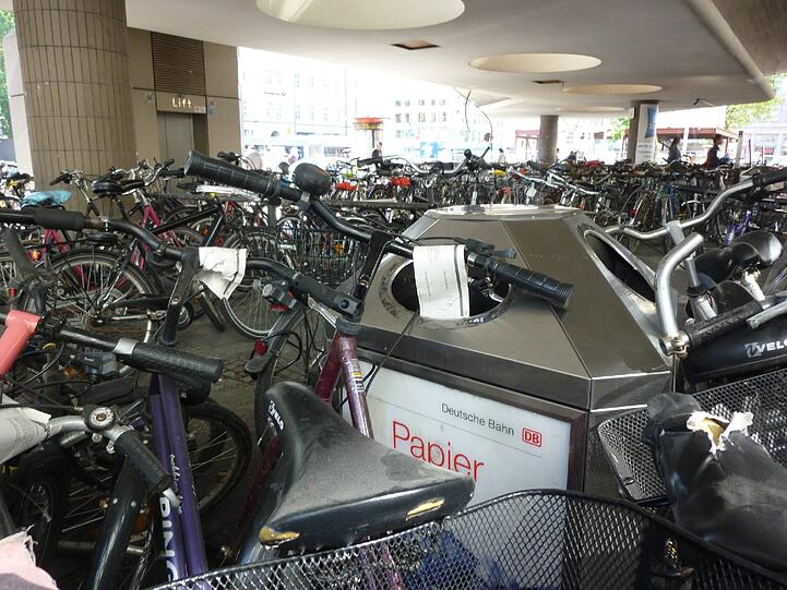 Die Bahn räumt auf: Am Hauptbahnhof werden alle Schrotträder eingesammelt.