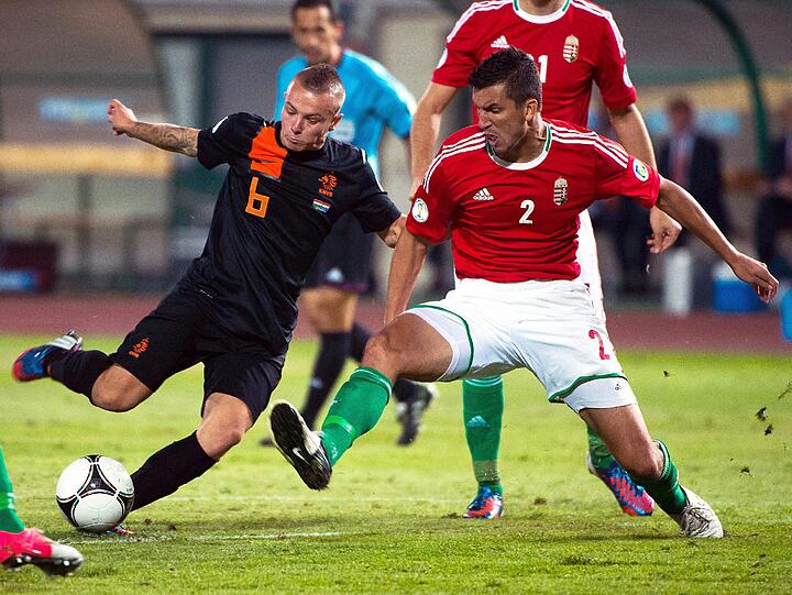 Hier im Zweikampf um den Ball Jordy Clasie (L)und Zoltan Liptak (R). Foto: Tibor Illyes