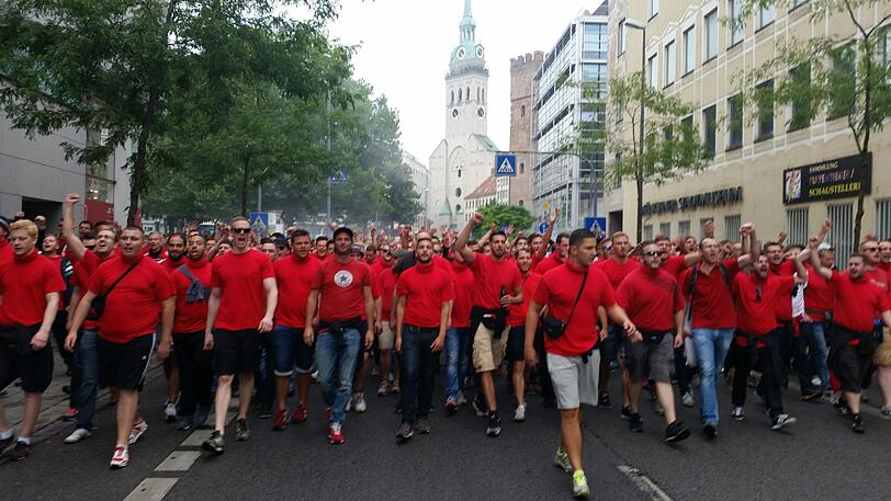 Derby-Stimmung in München: Unter Beobachtung der Polizei versammelten sich die Bayernfans am Vormittag im Tal. Vor dem Grünwalder Stadion kamen die Löwenfans dazu. Rund Tausend Polizisten sind im Einsatz.