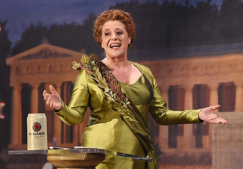 Luise Kinseher als Mama Bavaria auf dem Nockherberg 2016.