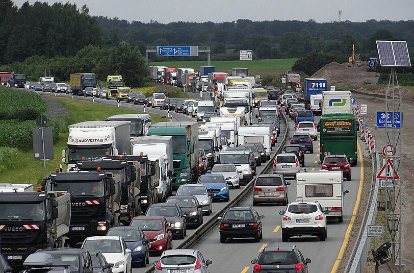 Fast ganz Deutschland staut sich in den Süden: Im Bild die Autobahn A7 in Schleswig-Holstein.
