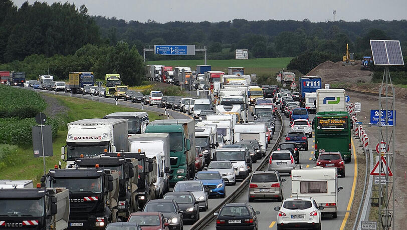 Fast ganz Deutschland staut sich in den Süden: Im Bild die Autobahn A7 in Schleswig-Holstein. Fast ganz Deutschland staut sich in den Süden: Im Bild die Autobahn A7 in Schleswig-Holstein.