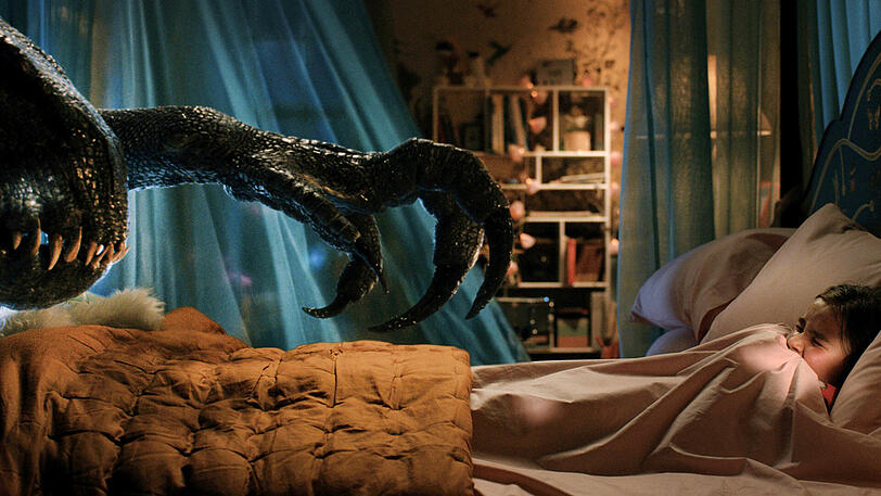 Alptraumhaftes Erwachen: Maisie (Isabella Sermon) mit urzeitlichem Besucher, einem Indoraptor.